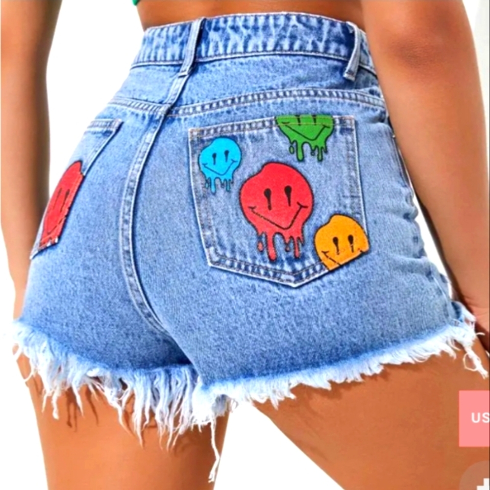 CARTOON FACE PRINT RIPPED RAW CUT DENIM SHORTS. WOMENS SIZE S. BNWT.